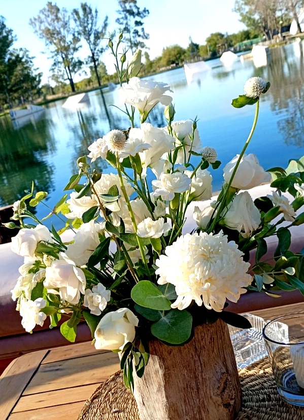 Arreglo blanco con eucaliptus frente al lago