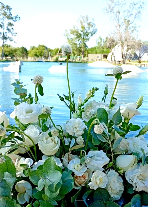 Centro de mesa con flores blancas y verdes