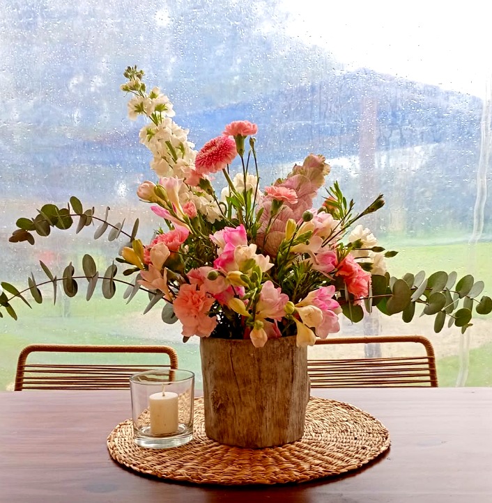 Centro de mesa rosa con eucaliptus