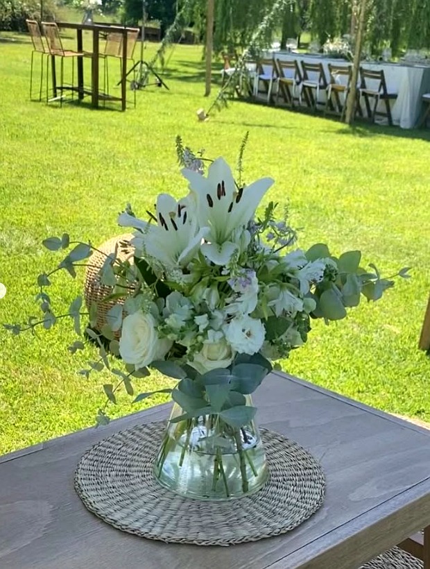 Arreglo blanco al aire libre para evento